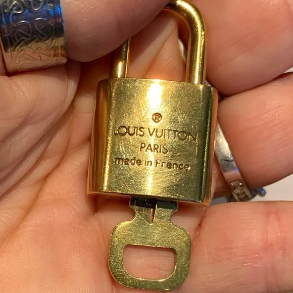 Authentic Louis Vuitton #303 lock and key with unbranded chain - Picture 5 of 8
